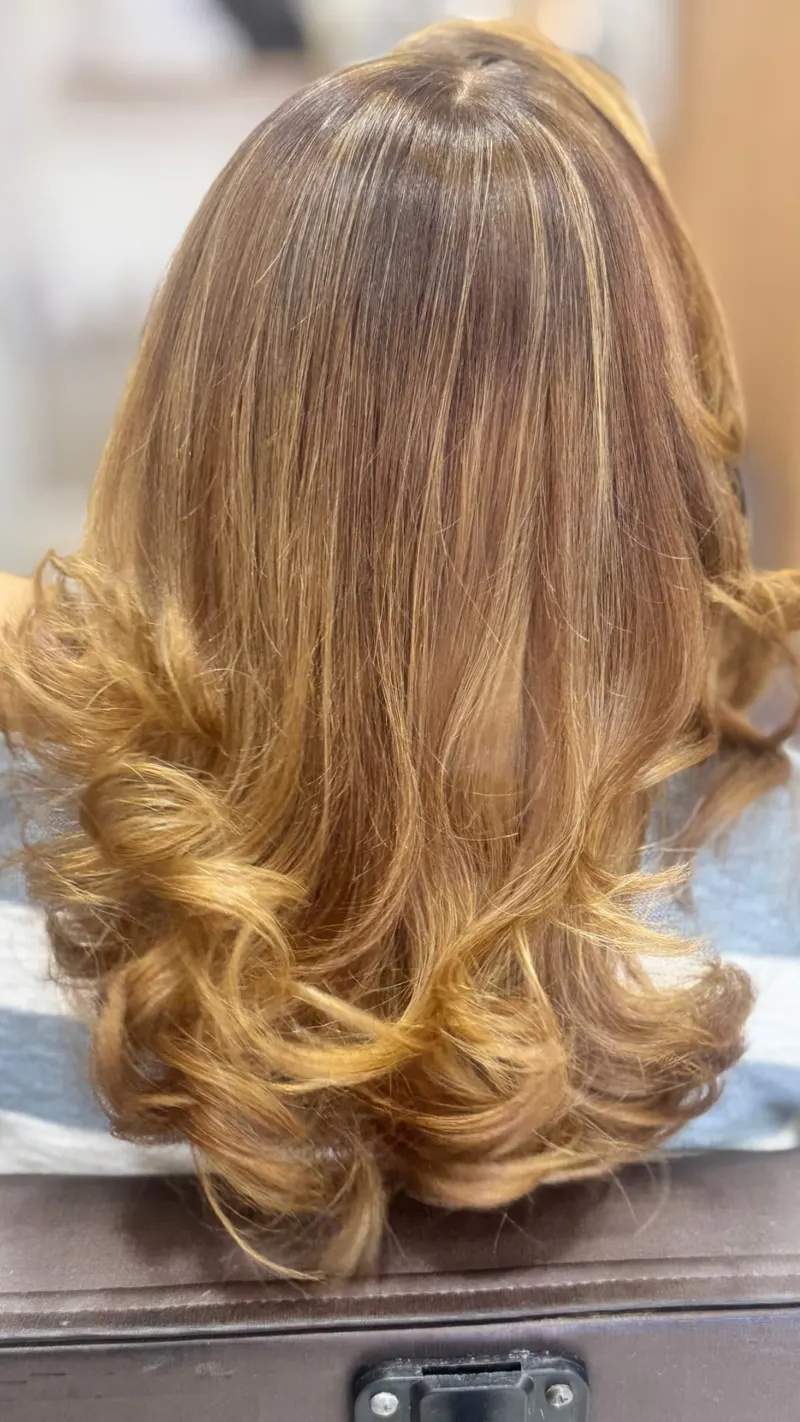 Cabelo castanho dourado modelado
