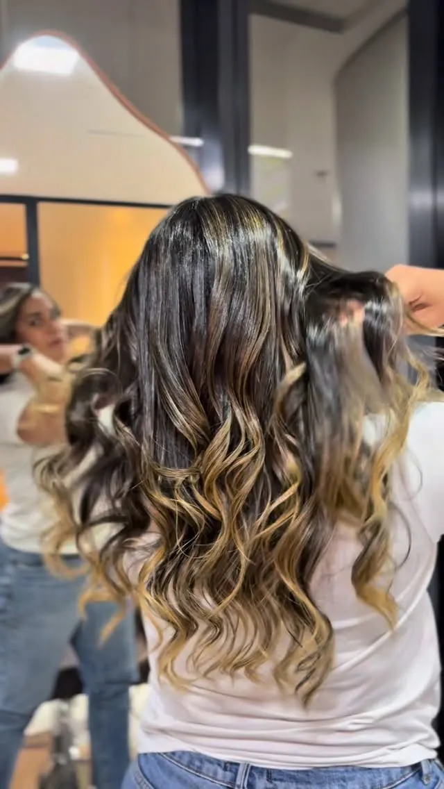 Morena iluminada com ondas