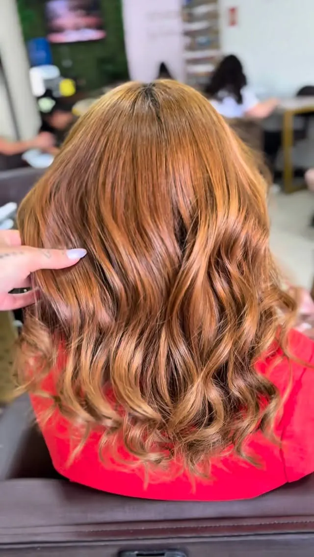 Ruivo acobreado com ondas