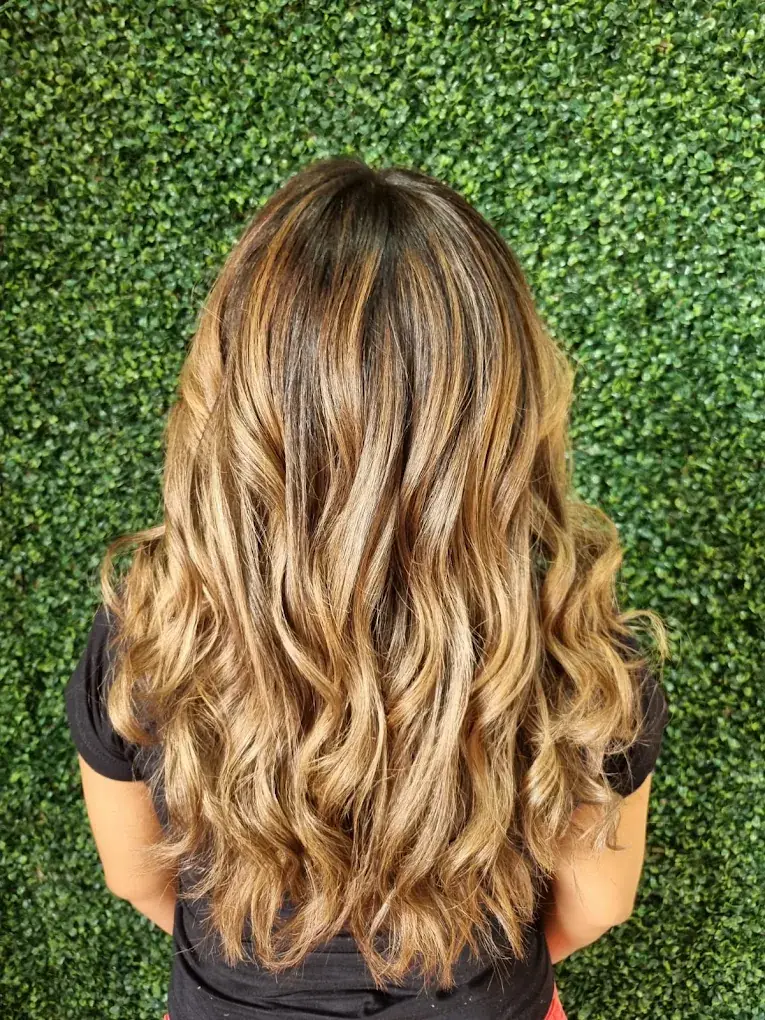 Cabelo loiro iluminado com ondas feito no Studio R Elegant